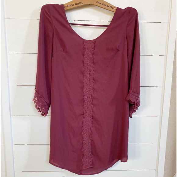 Astr Dresses & Skirts - ASTR The Label‎ Wild Berry Lace Trim Flowy Dress